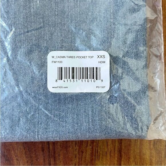 FIGS Casma Three Pocket V Neck Scrub Top - Picture 4 of 6